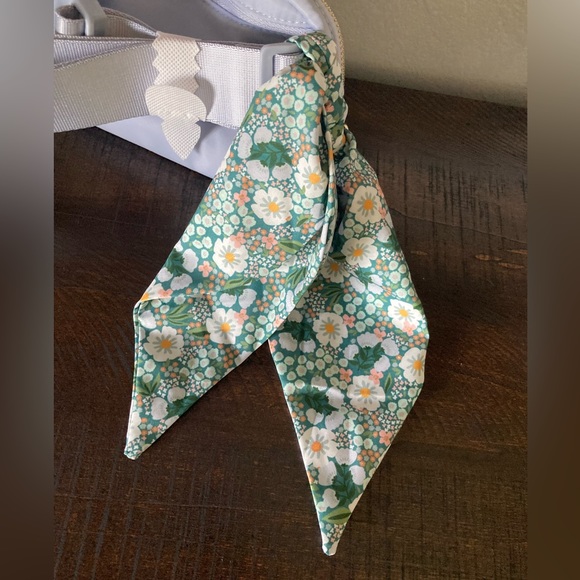 Belt bag with flowered detachable scarf - Picture 5 of 7